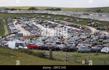 Autos auf dem Parkplatz bei Durdle Door in Dorset geparkt. Stockfoto