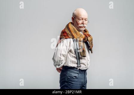 Porträt eines ernsten älteren Mannes in einer Brille Stockfoto