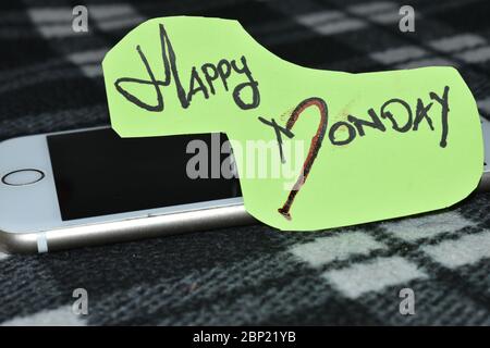 Motivationstext 'Happy Monday' auf schwarzem und weißem Hintergrund. Stockfoto