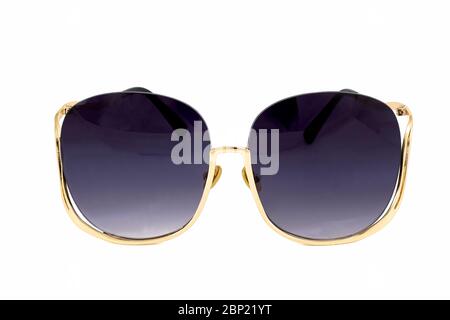 Halbrandlose quadratische Sonnenbrille mit dunkelblauer Verlaufslinse, halb unterem Rand goldfarbener Rahmen und gebogenem Ohrstück, isoliert auf weißem Hintergrund. Stockfoto