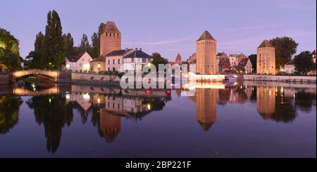 Ponts Couverts in Straßburg, Frankreich. Die drei Brücken und drei Türme der Ponts Couverts in Straßburg. Stockfoto