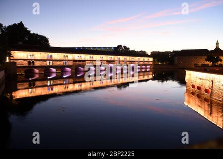 Barrage Vauban oder Vauban Dam Brücke bei Nacht in Straßburg, Frankreich. Stockfoto