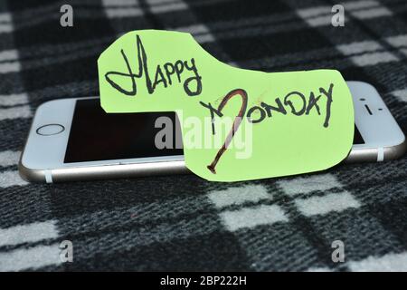 Motivationstext 'Happy Monday' auf schwarzem und weißem Hintergrund. Stockfoto
