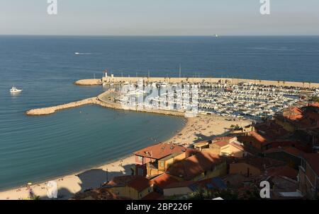 Alter Hafen Von Menton, Frankreich. Menton an der Cote d'Azur der französischen Riviera. Stockfoto