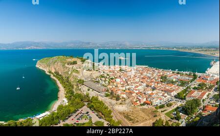 Nafplio Stadt, in Griechenland, Panoramablick von der Spitze des Palamidi Schloss gesehen. Stockfoto