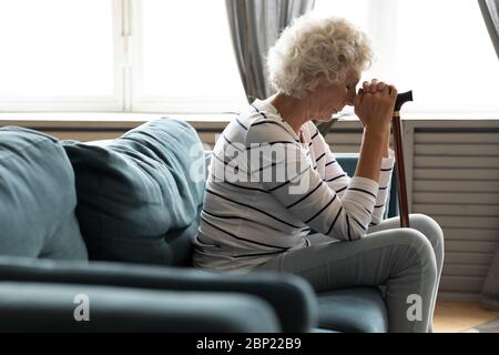 Rentner unglückliche ältere Frau, die an einer Behinderung leidet. Stockfoto