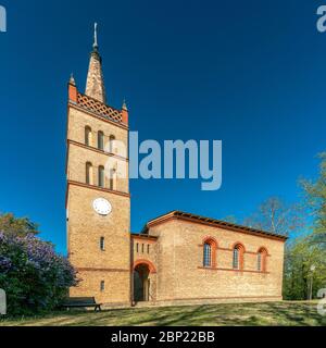 Die historische Dorfkirche in Petzow, Brandenburg, Deutschland an einem hellen, sonnigen Frühlingstag Stockfoto