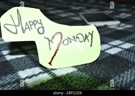 Motivationstext 'Happy Monday' auf schwarzem und weißem Hintergrund. Stockfoto