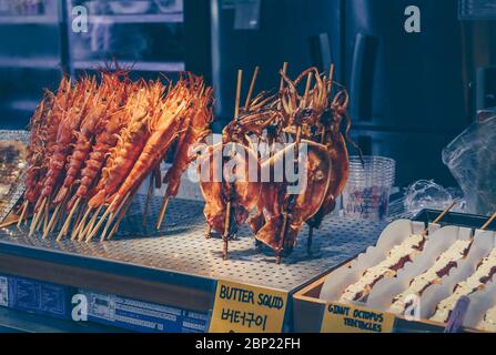 Gebratene koreanische Snacks Butterquacke, Garnelen und riesige Kraken Tentakel zum Verkauf Stockfoto