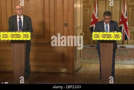 Bildschirmschnappung von (von links nach rechts) National Medical Director am NHS England Professor Stephen Powis und Business, Energy and Industrial Strategy Secretary Alok Sharma während eines Medienbriefing in Downing Street, London, über Coronavirus (COVID-19). Stockfoto