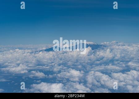 Schießen Sie über die Wolken vom Kilimandscharo in Kenia Stockfoto