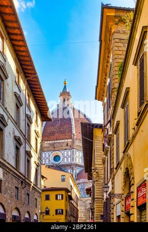 Blick auf die Kuppel des Duomo di Firenze von der Via dei Servii, Florenz, Italien Stockfoto