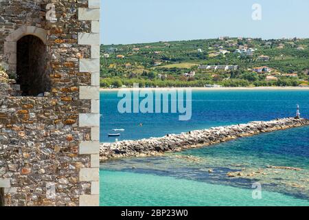 Methoni Stadt, Teilansicht des Hafens von der mittelalterlichen Burg von Methoni. Stockfoto