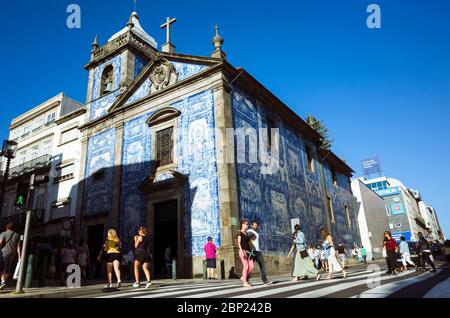 Porto, Portugal: Die Menschen gehen an den blauen azulejo-schmückten Wänden der Capela das Almas Kapelle vorbei. Stockfoto