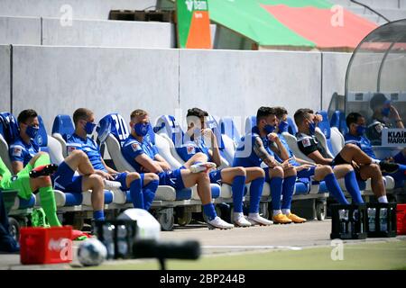 KSC-Spieler sitzen auf der Bank und beobachten soziale Distanz und tragen Gesichtsmasken zum Schutz vor Coronavirus, sitzen auf der Bank während des 2. Bundesligaspieles zwischen Karlsruher SC und SV Darmstadt 98, in Karlsruhe, Deutschland, Samstag, 16. Mai 2020. Der Profifußball hat nach einer zweimonatigen Pause in Deutschland mit vier Spielen in der zweiten Liga wieder aufgenommen. Stockfoto