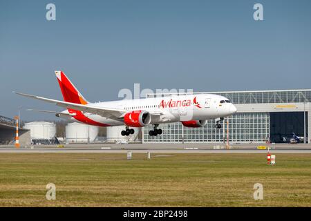 München, Deutschland - März 27. 2020 : Avianca Boeing 787-8 Dreamliner mit der Flugzeugzulassung N793AV im Anflug auf die südliche Start- und Landebahn 08R von Stockfoto