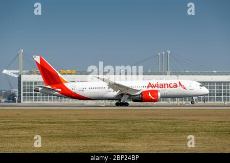 München, Deutschland - März 27. 2020 : Avianca Boeing 787-8 Dreamliner mit der Flugzeugzulassung N793AV im Anflug auf die südliche Start- und Landebahn 08R von Stockfoto