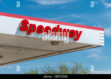 RED WING, MN/USA - 2. Mai 2020: Speedway Retail Convenience Store Exterior und Markenlogo. Stockfoto