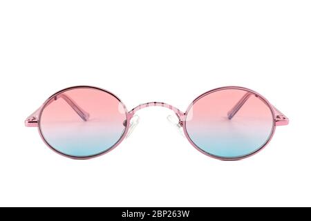 Retro Sonnenbrille mit kleinen ovalen rosa Rahmen und rosa blauen Farbverlaufslinsen, isoliert auf weißem Hintergrund, Vorderansicht. Stockfoto