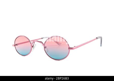 Retro Sonnenbrille mit kleinen ovalen rosa Rahmen und rosa blauen Farbverlaufslinsen, isoliert auf weißem Hintergrund, Seitenansicht. Stockfoto