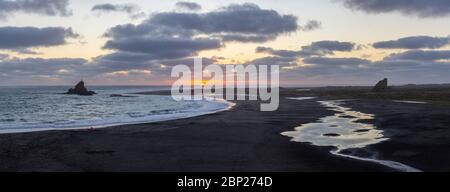Panoramablick bei Sonnenuntergang über dem Whatipu Beach mit dem Leuchtturm, einer Mündung und Cutter Rock, Auckland Region, Neuseeland Stockfoto
