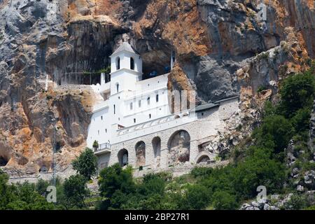 Kloster Ostrog, in Montenegro. Das Kloster Ostrog ist der beliebteste Wallfahrtsort in Montenegro. Stockfoto