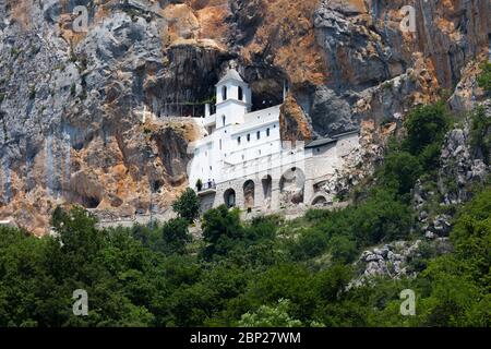 Kloster Ostrog, in Montenegro. Das Kloster Ostrog ist der beliebteste Wallfahrtsort in Montenegro. Stockfoto