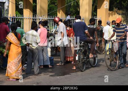 Howrah, Indien. Mai 2020. Das tägliche Leben am siebten Sonntag, 54. Tag und der letzte Tag der 3. Phase der landesweiten kontinuierlichen Sperrung in Indien. Diese Howrah Municipal Area, die als Containment Zone für die nicht zu verbreiten Novel Coronavirus (COVID-19) markiert wurde. Menschen dürfen nicht aus dem Haus gehen, um Lebensmittel und andere Dinge auf der Straße oder auf dem Markt zu kaufen, um die Verbreitung von COVID-19 zu begrenzen. (Foto von Biswarup Ganguly/Pacific Press/Sipa USA) Quelle: SIPA USA/Alamy Live News Stockfoto