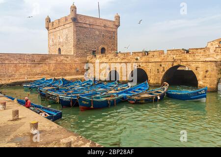 Essaouira eine Hafenstadt und ein Resort an der marokkanischen Atlantikküste. Die Medina ist von den Wällen am Meer aus dem 18. Jahrhundert geschützt, die Skala de la Kasbah genannt werden Stockfoto