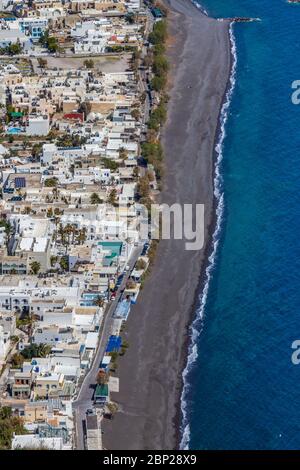 Kamari Strand auf Santorini Insel, in Kykladen Inseln, Griechenland, Europa. Stockfoto