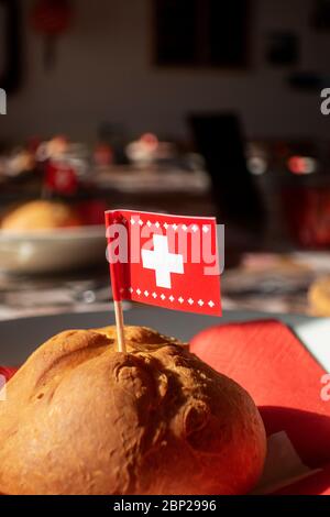 schweizer Flagge auf einem Brötchen Stockfoto