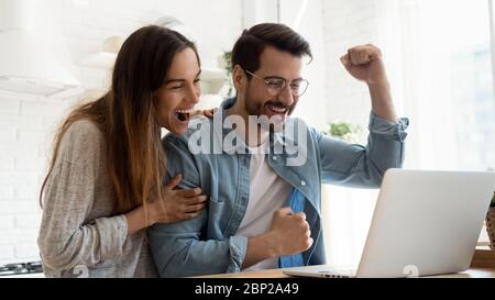 Aufgeregt paar fühlen euphorisch Lesen gute Nachrichten auf Laptop online Stockfoto