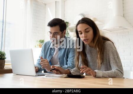 Junges Paar verwalten Finanzen Rechnungen online bezahlen Stockfoto