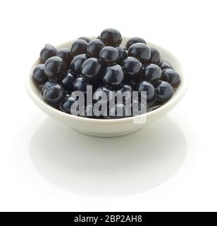 Schale aus schwarzen Tapioka Perlen für Bubble Tee auf weißem Hintergrund isoliert Stockfoto