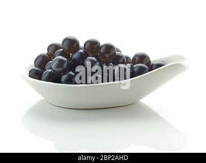 Schale aus schwarzen Tapioka Perlen für Bubble Tee auf weißem Hintergrund isoliert Stockfoto