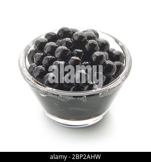 Schale aus schwarzen hausgemachten Tapioka Perlen für Bubble Tee auf weißem Hintergrund isoliert Stockfoto