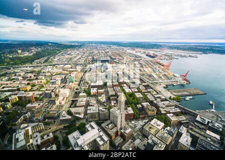 Schöne Luftaufnahme von Seattle Stadtlandschaft bei Sonnenuntergang, Seattle, washington, usa. Für redaktionelle Zwecke -07/05/16. Stockfoto