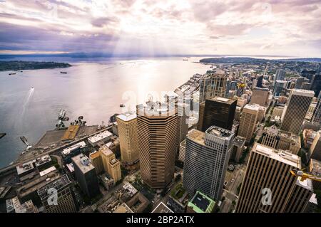 Schöne Luftaufnahme von Seattle Stadtlandschaft bei Sonnenuntergang, Seattle, washington, usa. Für redaktionelle Zwecke -07/05/16. Stockfoto