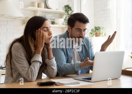 Frustriertes Paar ärgern sich, dass die Internetverbindung Rechnungen online bezahlt Stockfoto