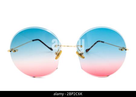 Randlose runde Sonnenbrille mit blau bis rosa Farbverlaufsgläsern und isoliert auf weißem Hintergrund, Vorderansicht. Stockfoto