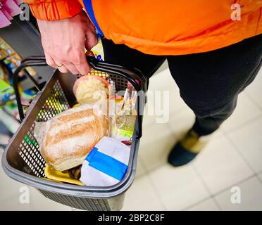 Eine Person, die mit Essen an einem Tisch sitzt Stockfoto