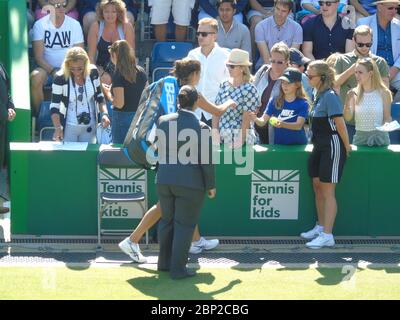 Julia Goerges aus Deutschland signiert Autogramme und fotografiert mit Fans bei der Nature Valley Classic 2018, Birmingham, UK. Viertelfinale Stockfoto