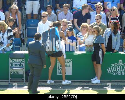 Julia Goerges aus Deutschland signiert Autogramme und fotografiert mit Fans bei der Nature Valley Classic 2018, Birmingham, UK. Viertelfinale Stockfoto