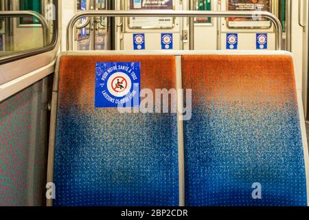 Während der Covid-19-Pandemie in der Pariser Metro keine Aufkleber anbringen Stockfoto