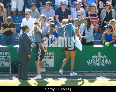 Julia Goerges aus Deutschland signiert Autogramme und fotografiert mit Fans bei der Nature Valley Classic 2018, Birmingham, UK. Viertelfinale Stockfoto