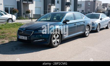 Gyor Ungarn 04 07 2020: Der skoda superb der dritten Generation wird seit 2015 hergestellt und steht vor einem Haus. Stockfoto