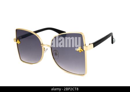 Schmetterling Sonnenbrille mit schwarzen Verlaufslinsen und Gold wickeln um Rahmen isoliert auf weißem Hintergrund, Seitenansicht. Stockfoto