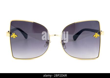 Schmetterling randlose Sonnenbrille mit schwarzen Verlaufslinsen und Gold Wrap around Rahmen isoliert auf weißem Hintergrund, Vorderansicht. Stockfoto