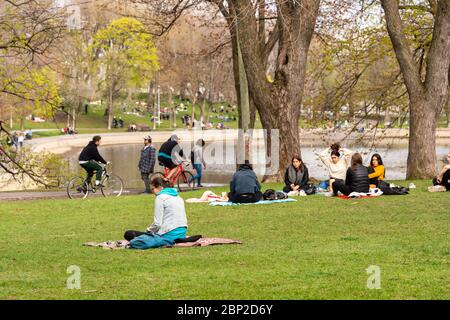 Montreal, CA - 16. Mai 2020: Menschen versammeln sich im Lafontaine Park während der Coronavirus-Pandemie Stockfoto