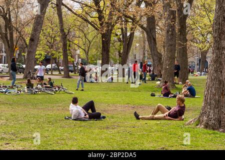 Montreal, CA - 16. Mai 2020: Menschen versammeln sich im Lafontaine Park während der Coronavirus-Pandemie Stockfoto